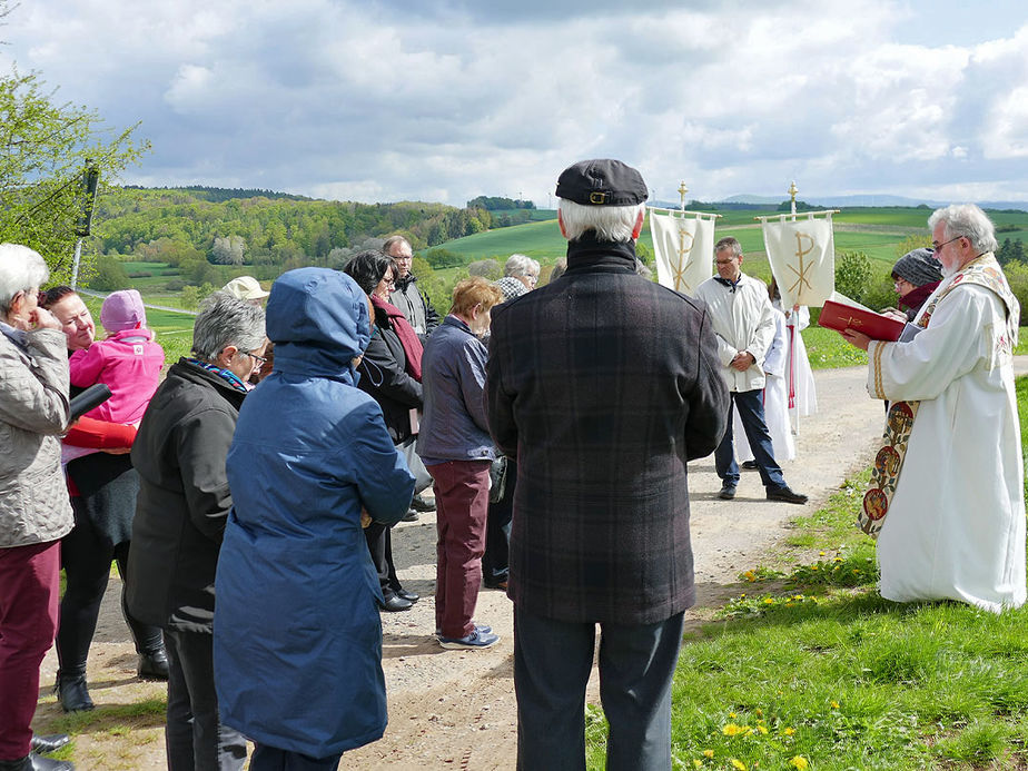 Bittprozession an der Weingartenkapelle (Foto: Karl-Franz Thiede)